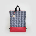 Mochila Vera Geométrico gris con bajo rojo