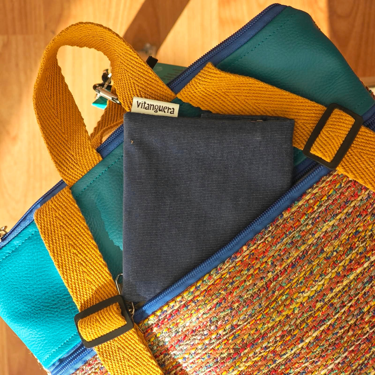 Mochila Vera «Tapicero oro con bajo azul»