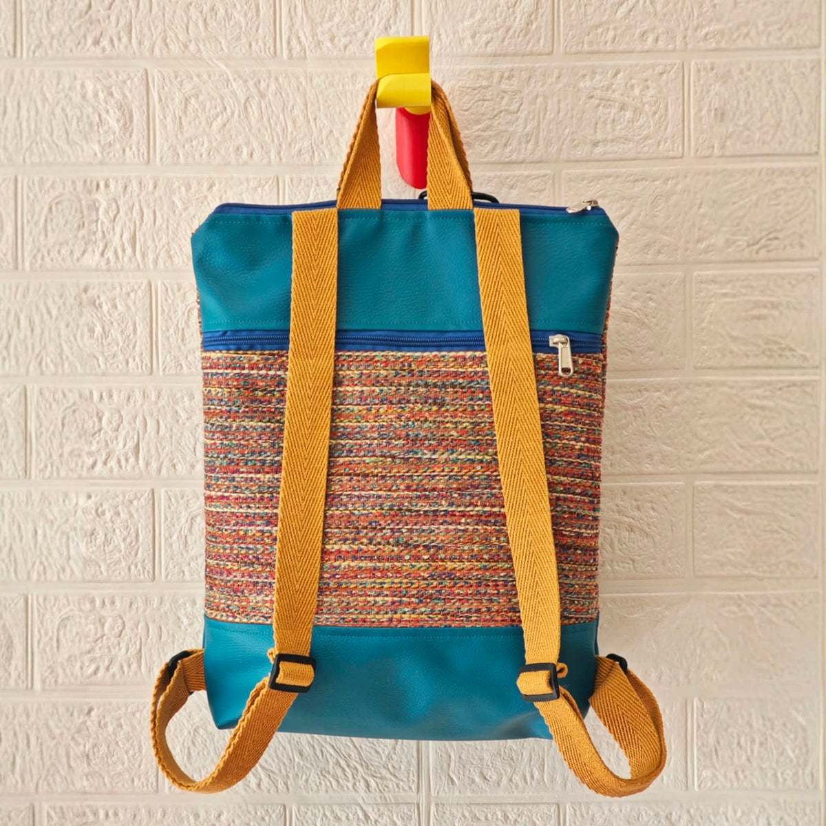 Mochila Vera «Tapicero oro con bajo azul»