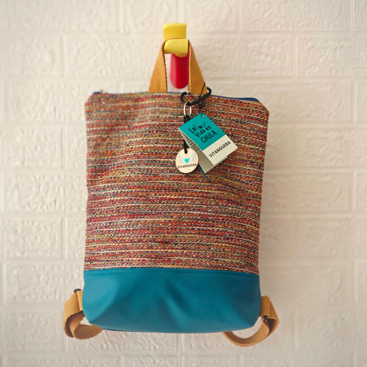 Mochila Vera «Tapicero oro con bajo azul»